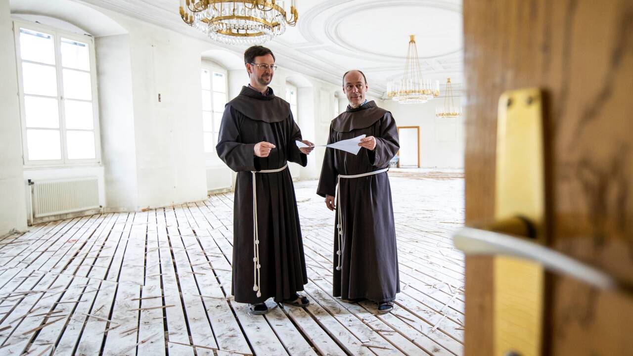 Provinzial und Guardian: Pater Oliver und Pater Thomas im barocken Refektorium. 