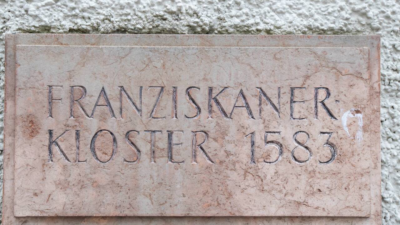 Die Marmortafel erinnert an die Ankunft des Franziskanerordens in Salzburg.  