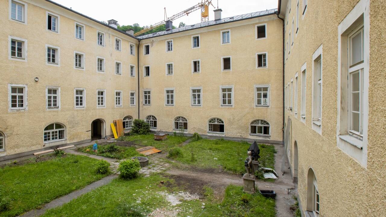 Im Innenhof mussten die Kirschbäume entfernt werden. Beim Umbau wird der einstige Kreuzgang wieder freigelegt.  