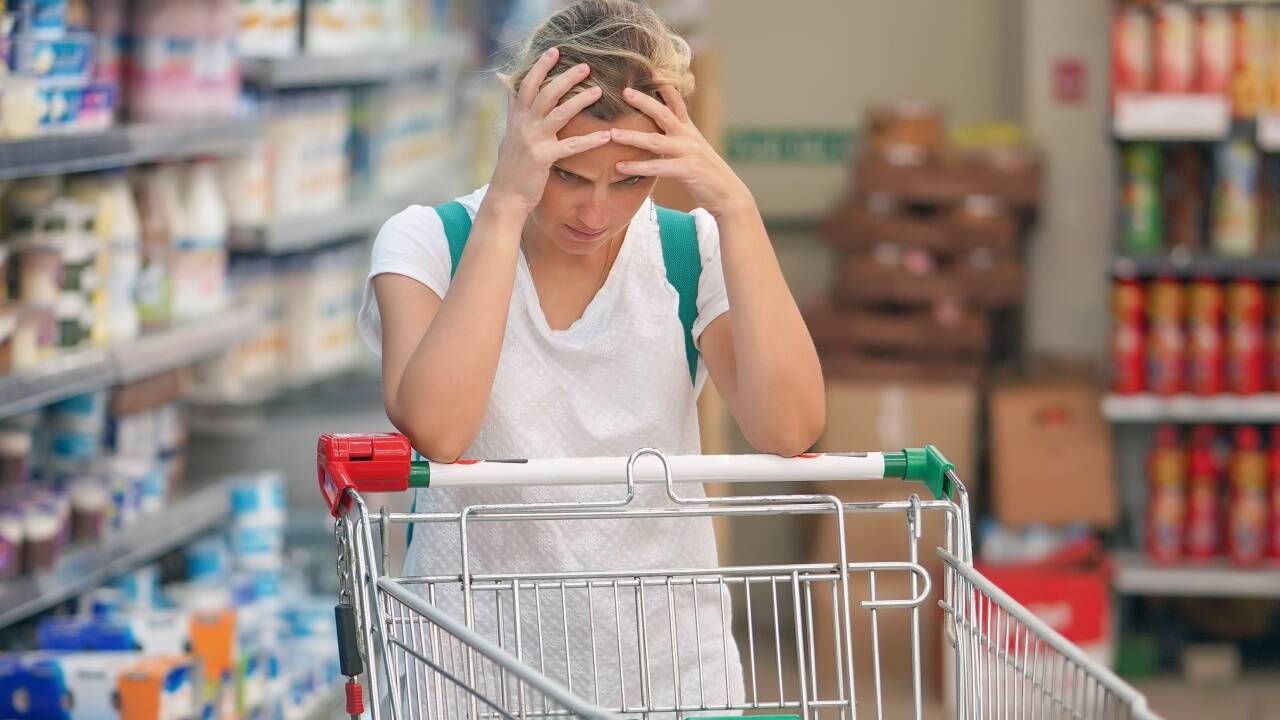 Leere Geldbörse, leerer Einkaufswagen: Die Zahl jener, die sich bestimmte Lebensmittel nicht mehr leisten können, wird steigen. Leere Geldbörse, leerer Einkaufswagen: Die Zahl jener, die sich bestimmte Lebensmittel nicht mehr leisten können, wird steigen.