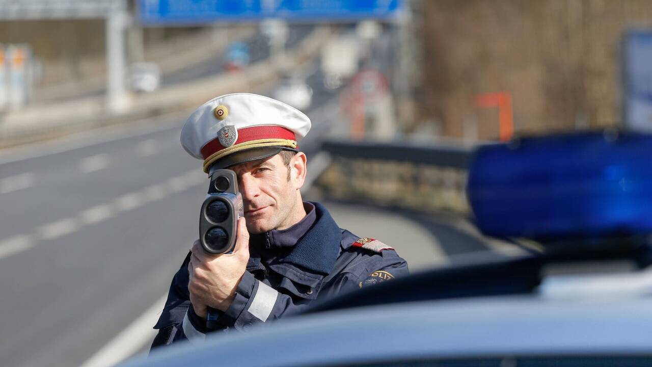 Die regelmäßigen Warnungen vor umfangreichen Aktionen der Polizei gegen Raser haben auf etliche, vielfach junge Autolenker keine Wirkung – sie fahren trotzdem teils haarsträubend zu schnell (Symbolbild).  
