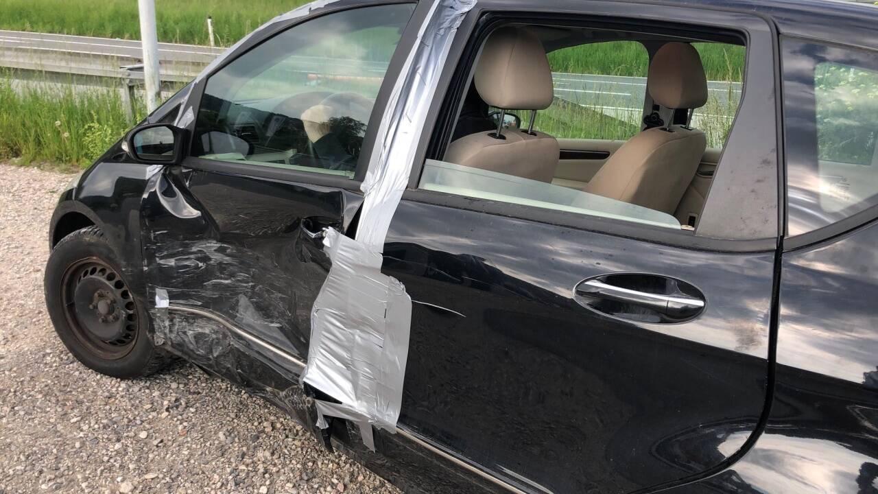 Ein Lenker war mit einem beschädigten Pkw unterwegs – die verformte Fahrertür war mit Tape zugeklebt und ließ sich, wie das Fenster, weder öffnen noch schließen. 
