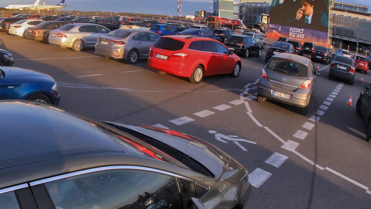 Das Cupfinale ist in einem Autokino wie diesem zu sehen. 