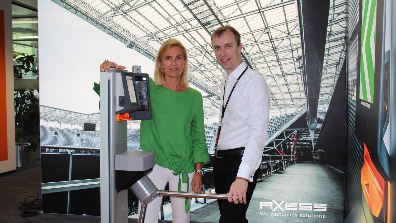 Claudia Kopetzky und Oliver Suter präsentieren das neue System – inklusive Masken- und Temperatur-Scan.  Claudia Kopetzky und Oliver Suter präsentieren das neue System – inklusive Masken- und Temperatur-Scan.