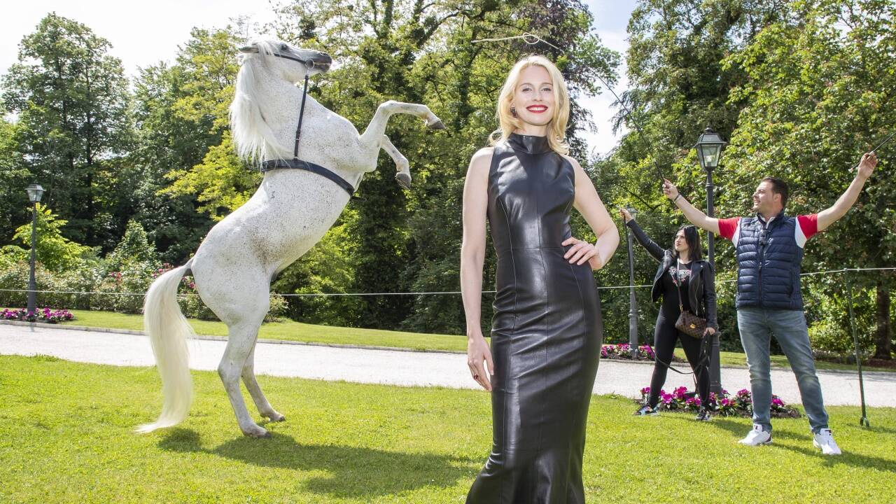Hannah und das Zirkuspferd. Rechts: Die Pferdetrainerin und Louis Knie.  