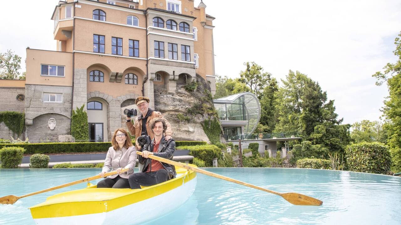 Hoteldirektorin Samantha Teufel sowie Fotokünstler Harald Wiesleitner und Fotograf Marcus Rieder brachen zu einer Bootsfahrt auf.  