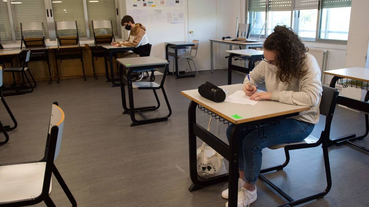 Die Maskenpflicht an Schulen fällt nach Pfingsten. 