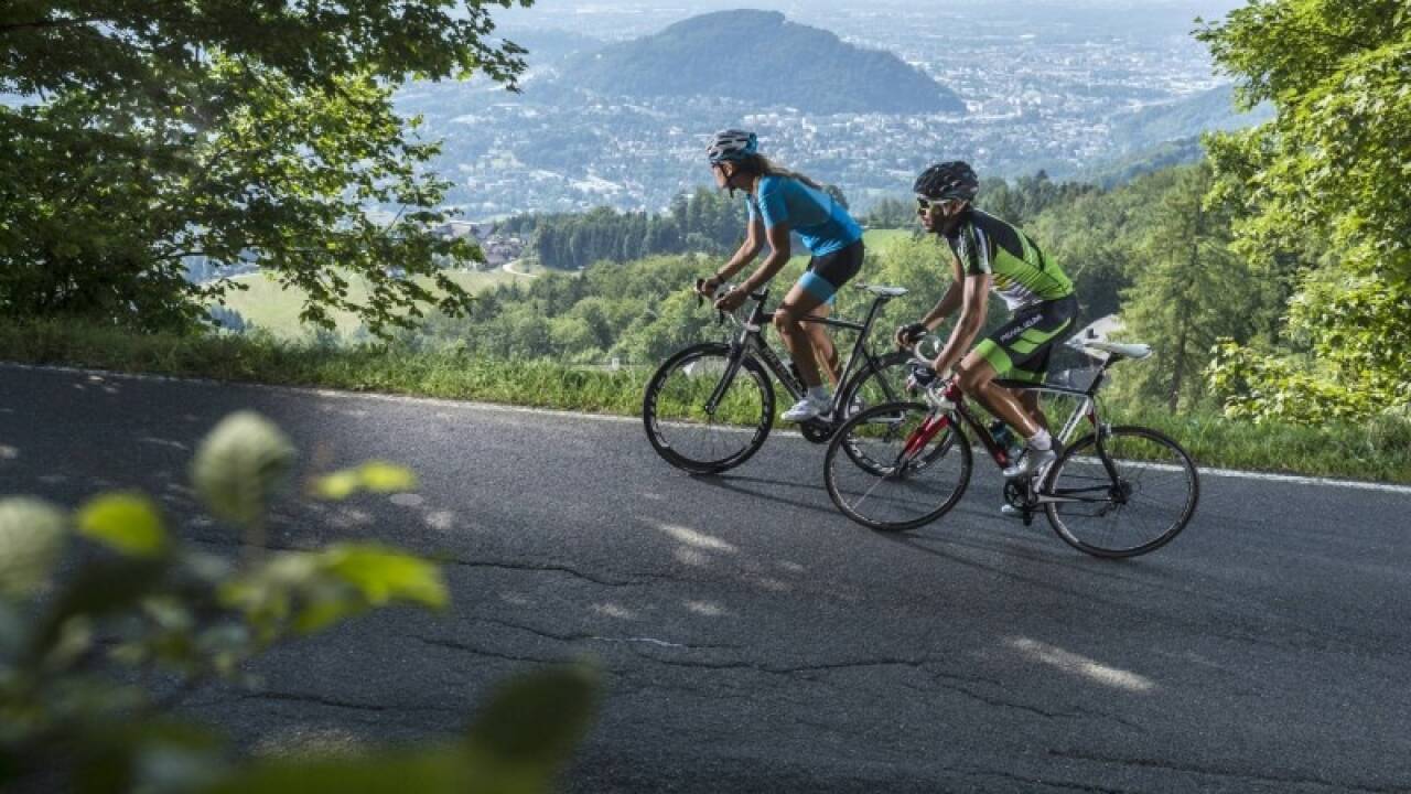 Radfahren hilft gegen Stress und verbessert den Muskelaufbau. 