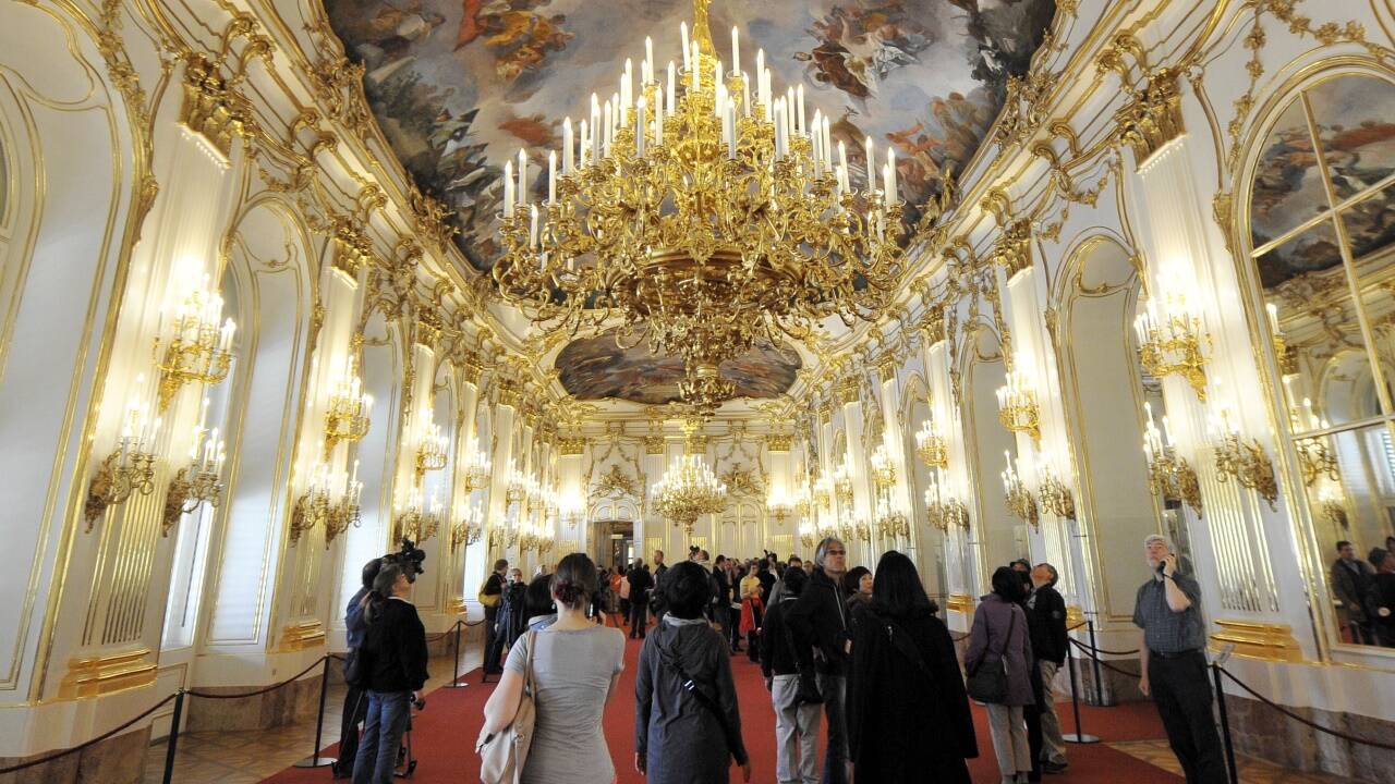 Intelligente Software hilft künftig auch im Schloss Schönbrunn, Abstand zueinander zu halten. Intelligente Software hilft künftig auch im Schloss Schönbrunn, Abstand zueinander zu halten.