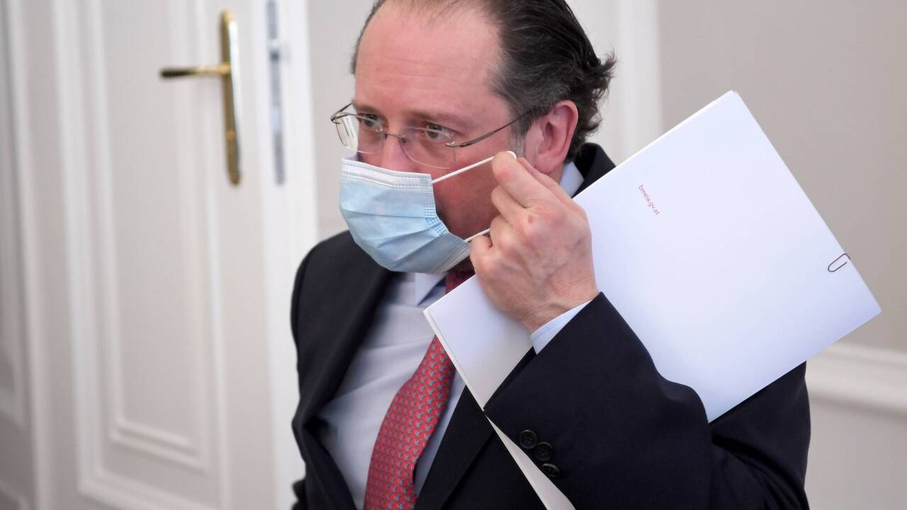Alexander Schallenberg beim Abnehmen der Maske.  