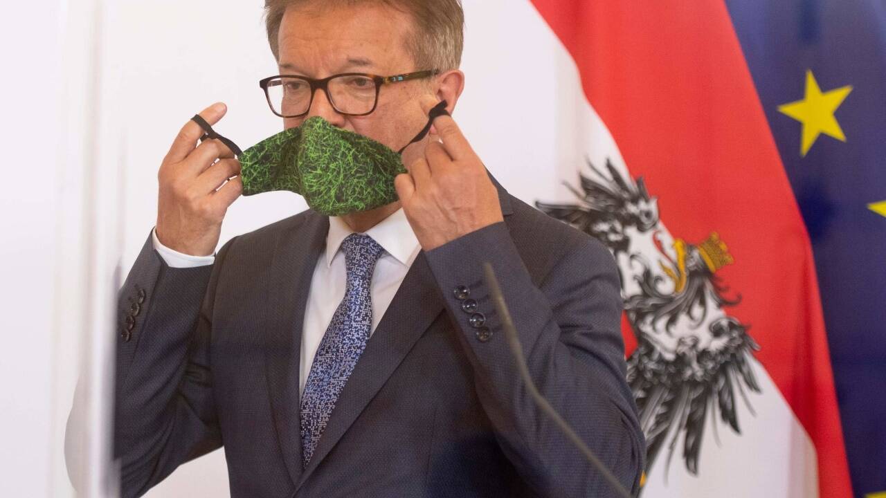 Gesundheitsminister Rudolf Anschober macht sich bereit für das Pressegespräch.  