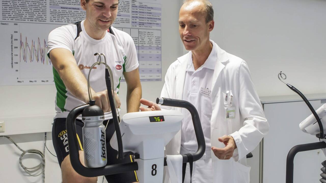 Sportmediziner Josef Niebauer (rechts): „Auch Hochleistungssportler sind nach einer Corona-Infektion stark angeschlagen.“ 