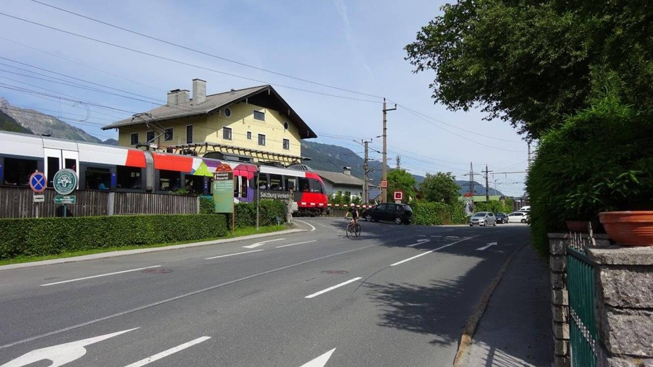 Die Eisenbahnkreuzung in der Wasserfallstraße in Golling verschwindet, eine neue Unterführung kommt bis Dezember 2022. Dafür müssen Gebäude weichen. Die Eisenbahnkreuzung in der Wasserfallstraße in Golling verschwindet, eine neue Unterführung kommt bis Dezember 2022. Dafür müssen Gebäude weichen.