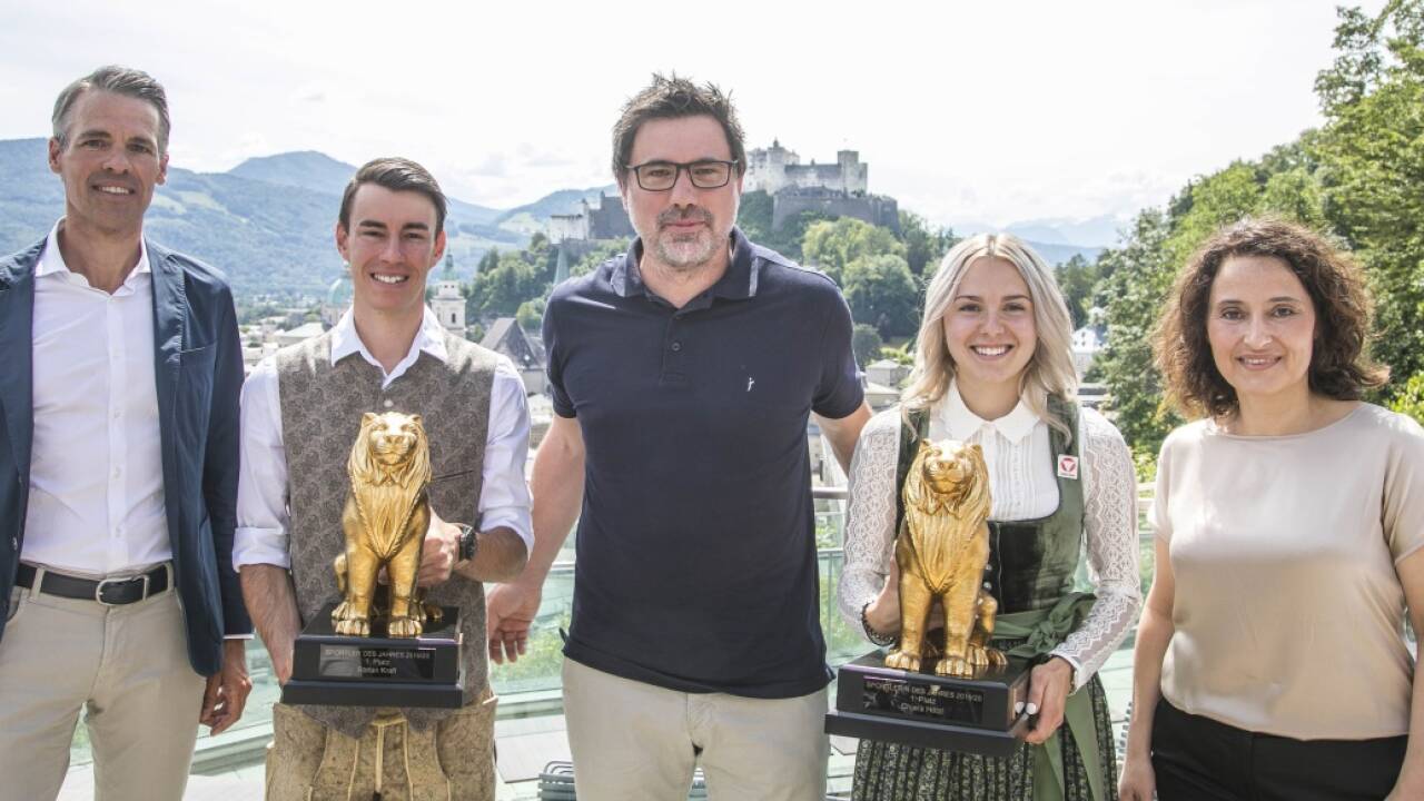 Vor prächtiger Kulisse nahmen Chiara Hölzl und Stefan Kraft – begleitet von ihrem Coach Patrick Murnig (3. v. l.) – ihre Löwen der SN in Empfang. Die Leonidas-Sponsorpartner Thomas Beran (Audi, ganz l.) und Andrea Franz (SPAR Natur*pur, ganz r.) freuten sich mit den Geehrten.  