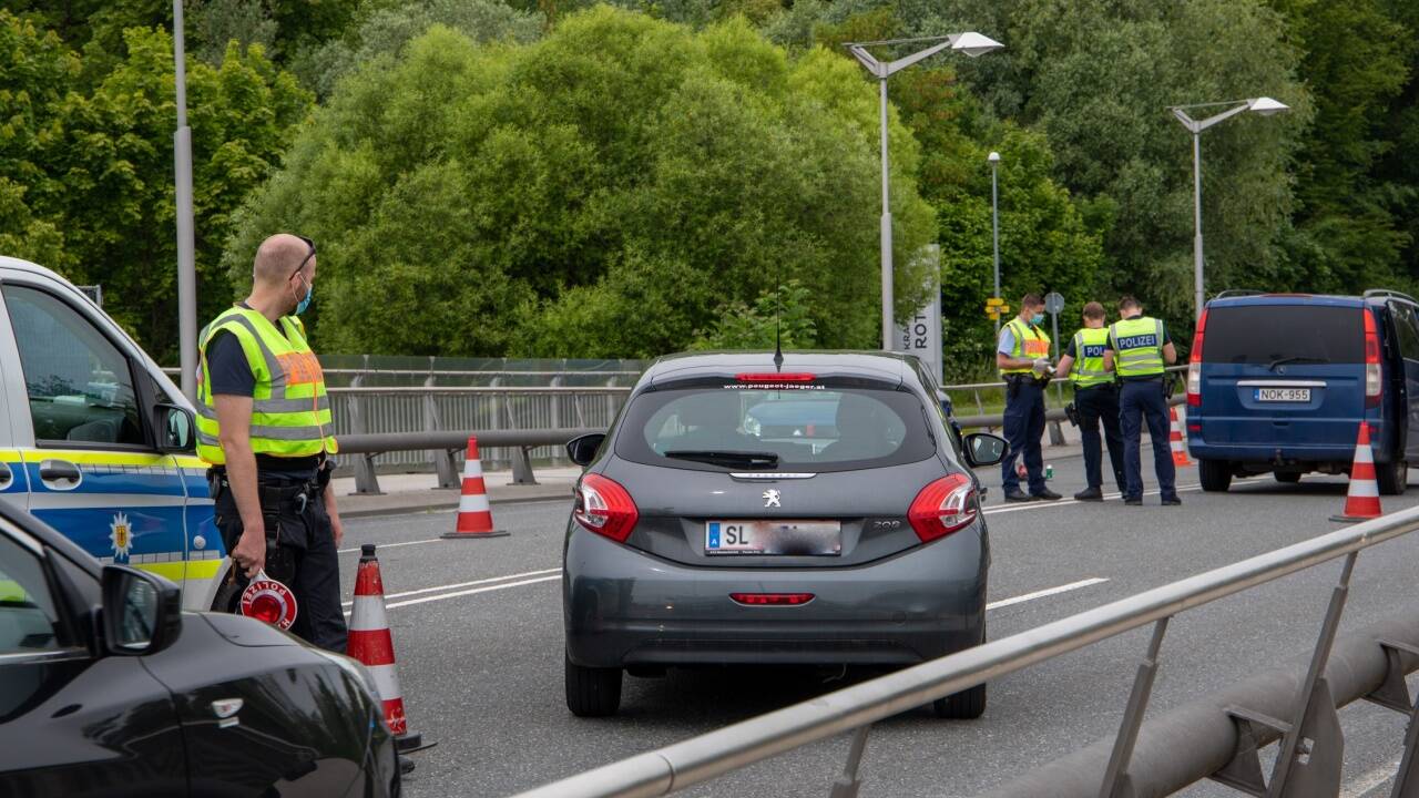 Der Grenzübergang nach Österreich ist offen, der Grenzübergang nach Deutschland wird kontrolliert: Szene am Donnerstag auf der Saalach-Brücke in Richtung Freilassing. Die deutsche Bundespolizei unterband Einkaufsfahrten nach Bayern.  Der Grenzübergang nach Österreich ist offen, der Grenzübergang nach Deutschland wird kontrolliert: Szene am Donnerstag auf der Saalach-Brücke in Richtung Freilassing. Die deutsche Bundespolizei unterband Einkaufsfahrten nach Bayern.