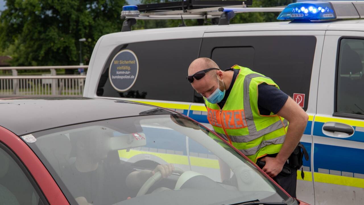 Der Grenzübergang nach Österreich ist offen, der Grenzübergang nach Deutschland wird kontrolliert: Szene am Donnerstag auf der Saalach-Brücke in Richtung Freilassing. Die deutsche Bundespolizei unterband Einkaufsfahrten nach Bayern.  Der Grenzübergang nach Österreich ist offen, der Grenzübergang nach Deutschland wird kontrolliert: Szene am Donnerstag auf der Saalach-Brücke in Richtung Freilassing. Die deutsche Bundespolizei unterband Einkaufsfahrten nach Bayern.