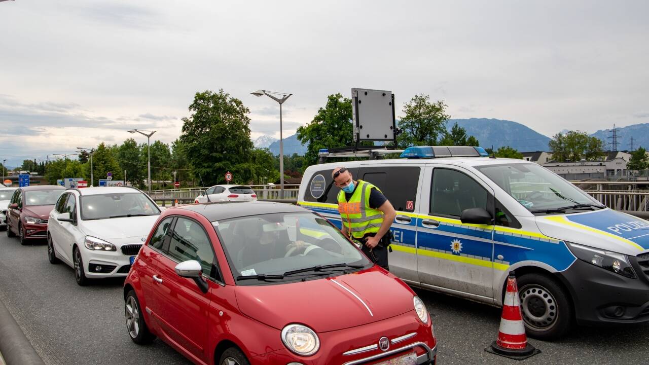 Der Grenzübergang nach Österreich ist offen, der Grenzübergang nach Deutschland wird kontrolliert: Szene am Donnerstag auf der Saalach-Brücke in Richtung Freilassing. Die deutsche Bundespolizei unterband Einkaufsfahrten nach Bayern.  Der Grenzübergang nach Österreich ist offen, der Grenzübergang nach Deutschland wird kontrolliert: Szene am Donnerstag auf der Saalach-Brücke in Richtung Freilassing. Die deutsche Bundespolizei unterband Einkaufsfahrten nach Bayern.