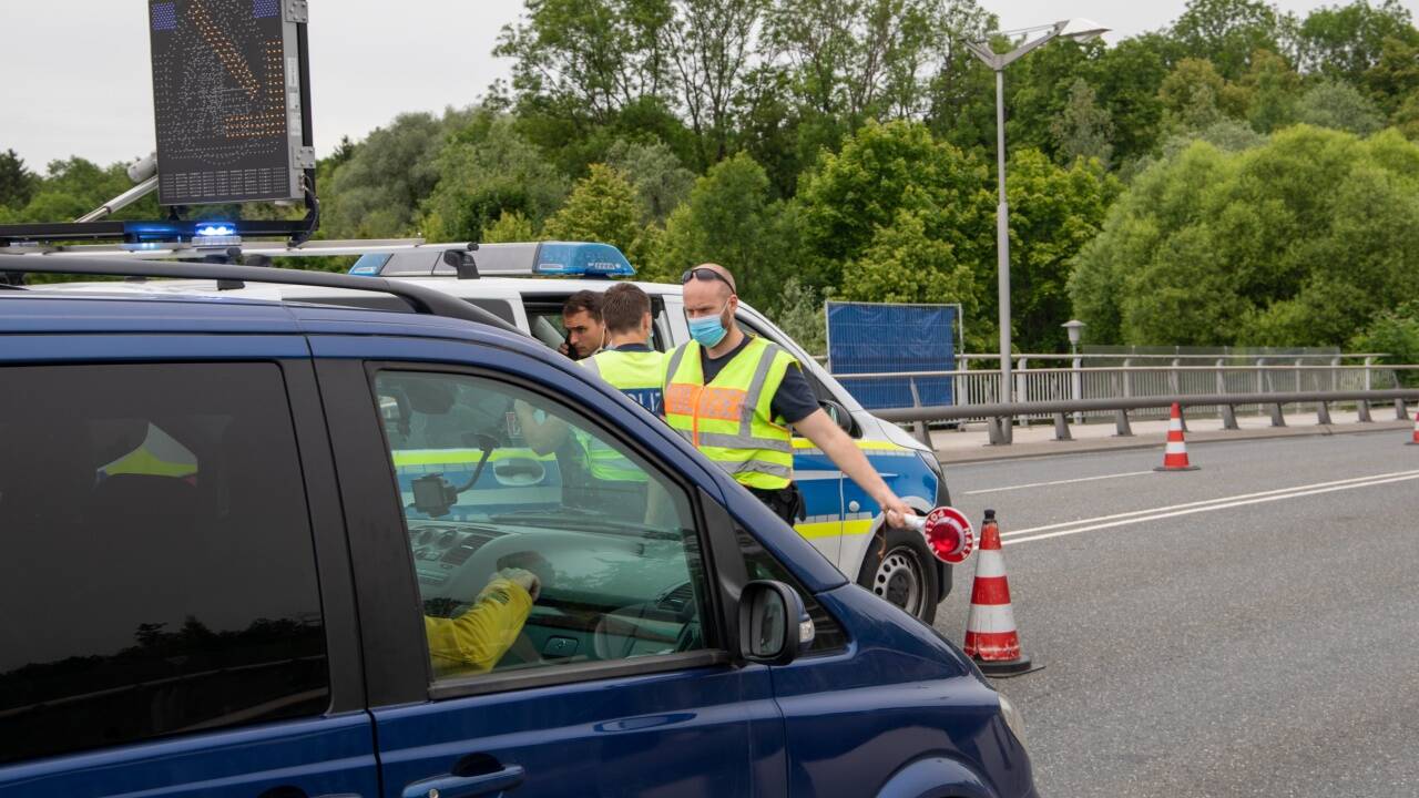 Der Grenzübergang nach Österreich ist offen, der Grenzübergang nach Deutschland wird kontrolliert: Szene am Donnerstag auf der Saalach-Brücke in Richtung Freilassing. Die deutsche Bundespolizei unterband Einkaufsfahrten nach Bayern.  Der Grenzübergang nach Österreich ist offen, der Grenzübergang nach Deutschland wird kontrolliert: Szene am Donnerstag auf der Saalach-Brücke in Richtung Freilassing. Die deutsche Bundespolizei unterband Einkaufsfahrten nach Bayern.