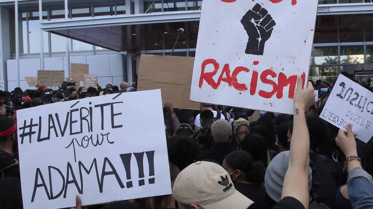 „Wahrheit für Adam“ - Diese Schilder hielten Demonstranten Anfang Juni in Paris in die Höhe, um an den Tod von Adama Traoré zu erinnern.  