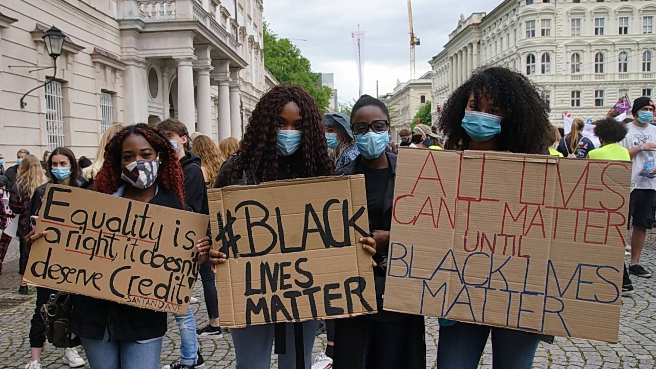 Nach dem Tod von George Floyd solidarisieren sich seit Tagen Menschen weltweit mit dem anhaltenden Protest gegen Rassismus in den USA. Nun auch die Salzburger. 