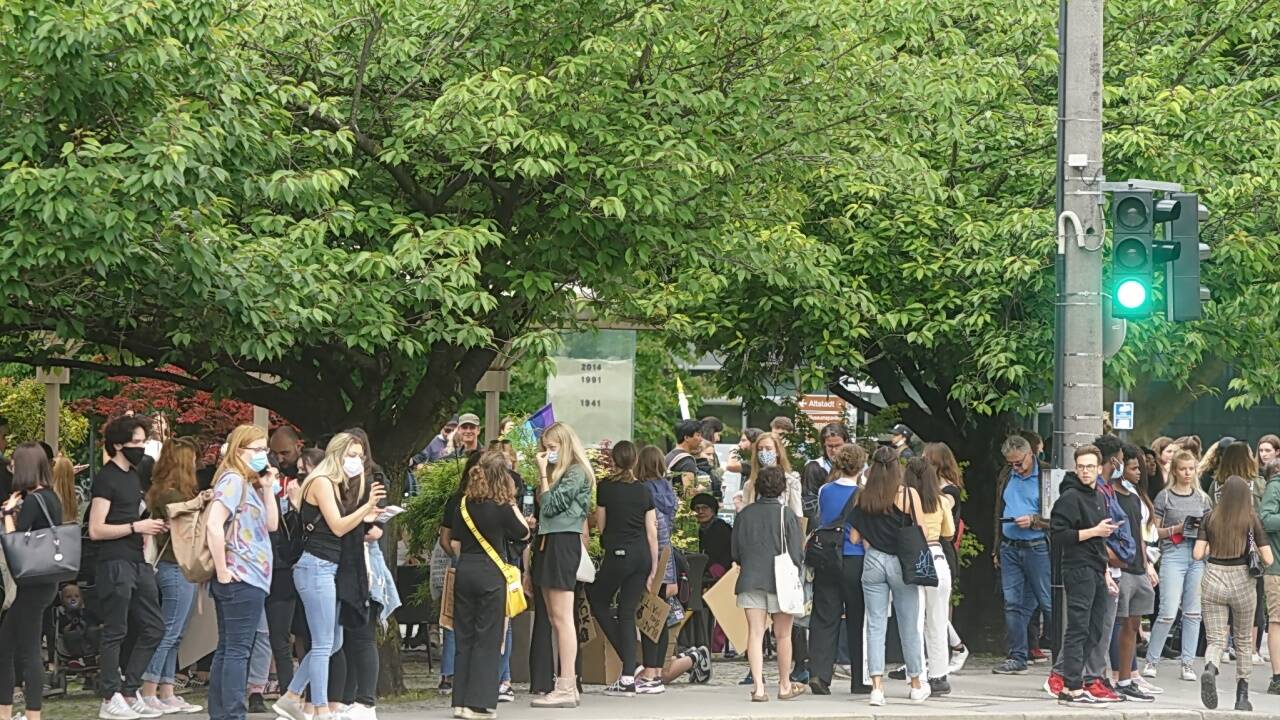 Nach dem Tod von George Floyd solidarisieren sich seit Tagen Menschen weltweit mit dem anhaltenden Protest gegen Rassismus in den USA. Nun auch die Salzburger. 