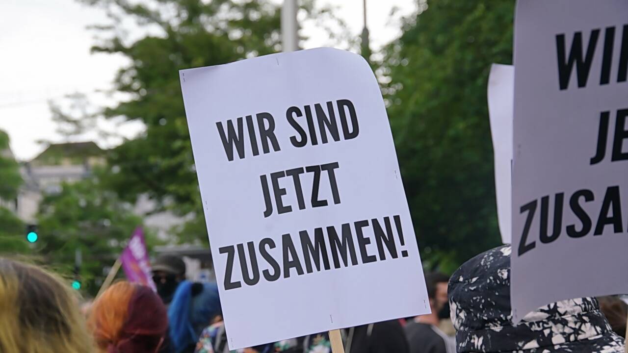 Nach dem Tod von George Floyd solidarisieren sich seit Tagen Menschen weltweit mit dem anhaltenden Protest gegen Rassismus in den USA. Nun auch die Salzburger. 
