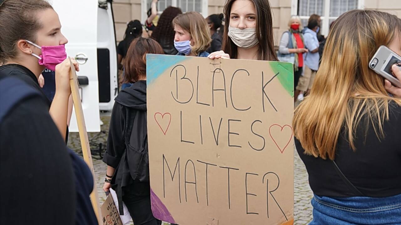 Nach dem Tod von George Floyd solidarisieren sich seit Tagen Menschen weltweit mit dem anhaltenden Protest gegen Rassismus in den USA. Nun auch die Salzburger. 