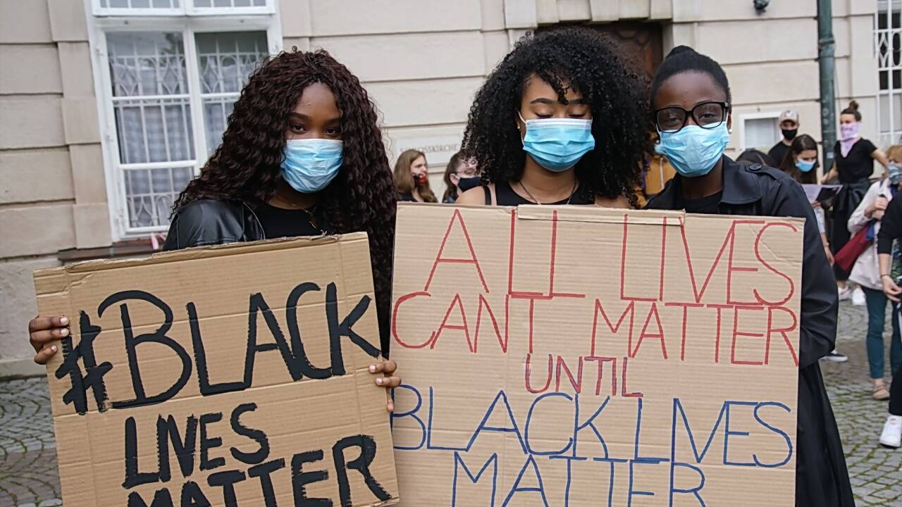Nach dem Tod von George Floyd solidarisieren sich seit Tagen Menschen weltweit mit dem anhaltenden Protest gegen Rassismus in den USA. Nun auch die Salzburger. 