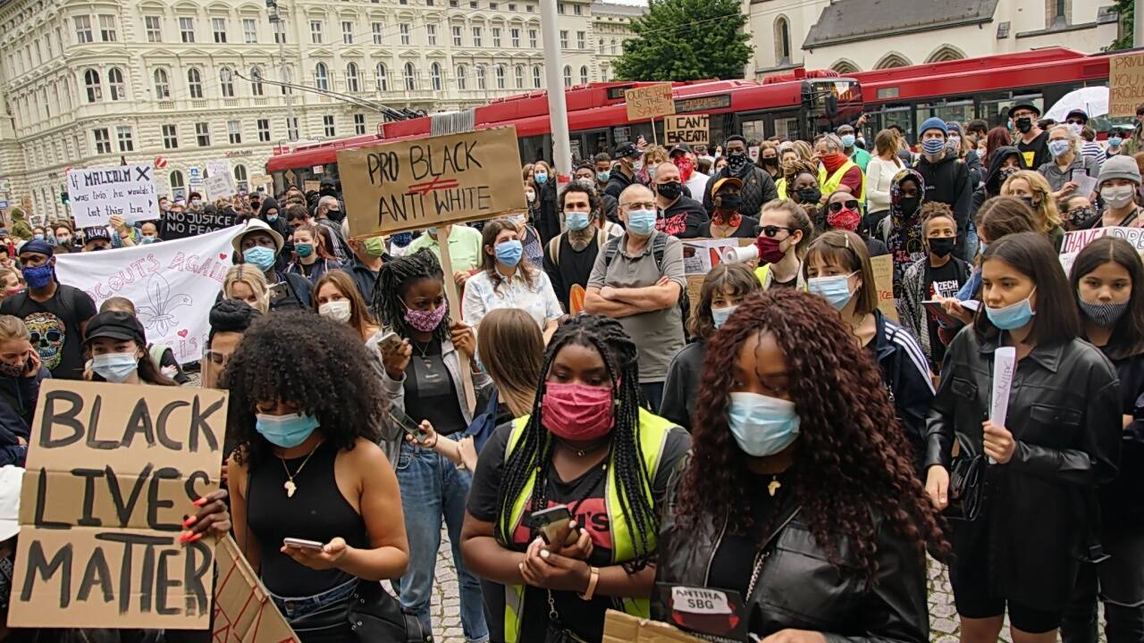 Nach dem Tod von George Floyd solidarisieren sich seit Tagen Menschen weltweit mit dem anhaltenden Protest gegen Rassismus in den USA. Nun auch die Salzburger. 