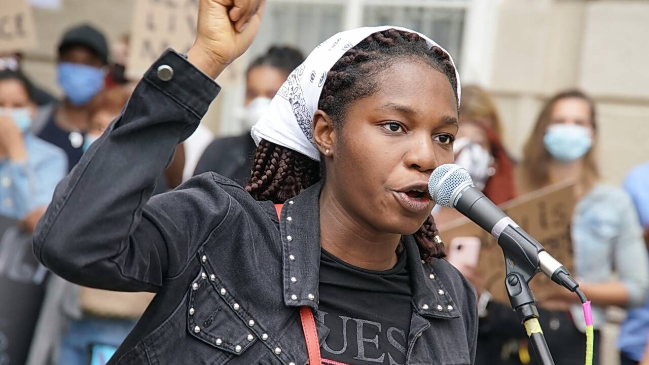 Nach dem Tod von George Floyd solidarisieren sich seit Tagen Menschen weltweit mit dem anhaltenden Protest gegen Rassismus in den USA. Nun auch die Salzburger. 