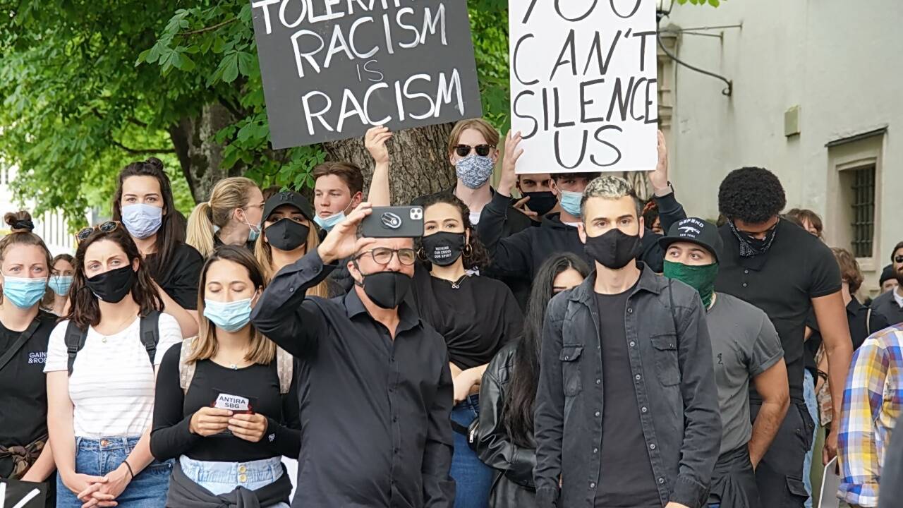 Nach dem Tod von George Floyd solidarisieren sich seit Tagen Menschen weltweit mit dem anhaltenden Protest gegen Rassismus in den USA. Nun auch die Salzburger. 