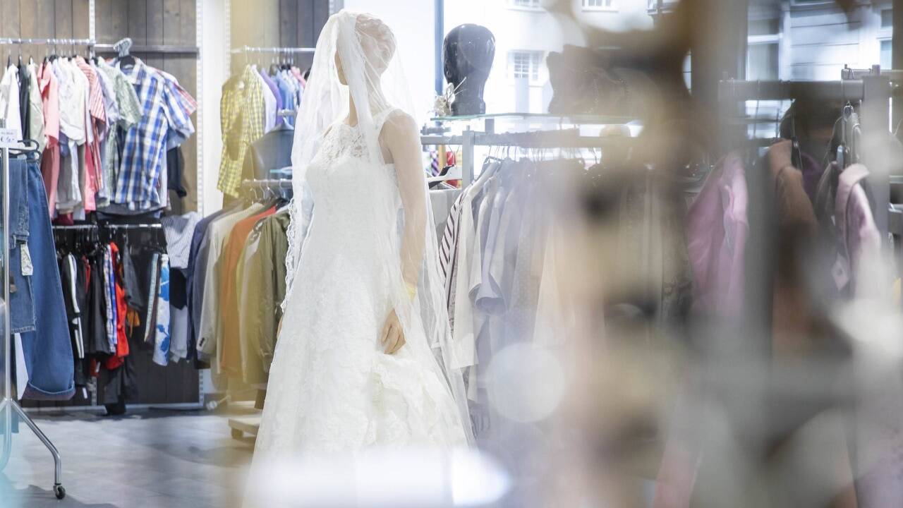 Auch ein Brautkleid landete im Second-Hand-Shop. Was es wohl für eine Geschichte zu erzählen hätte? 