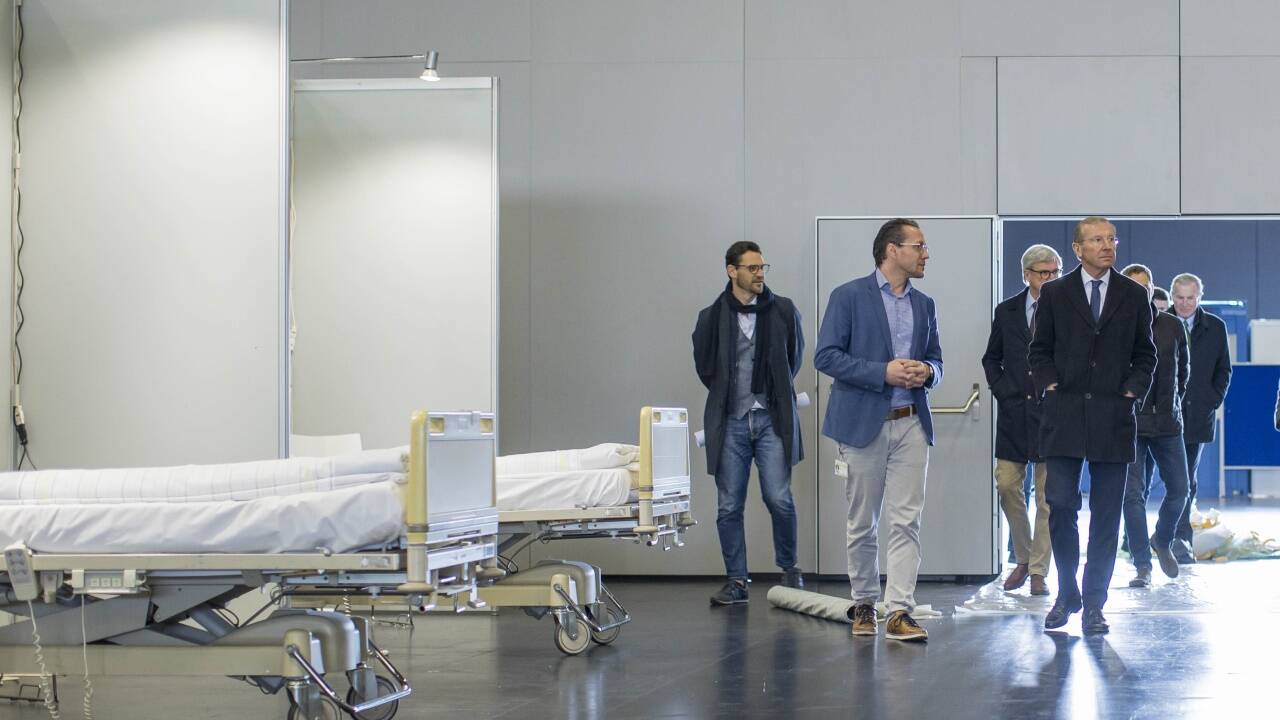 Ab 26. März stand ein „Ersatzspital“ mit 700 Betten in der Halle 10 des Salzburger Messezentrums bereit, sollten die Kapazitäten am Uniklinikum eng werden. Das „Lazarett“ wurde nie benötigt.  