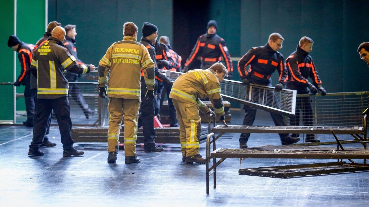 Die Berufsfeuerwehr und die freiwillige Feuerwehr half beim Aufbau. Teils wurden Betten aus dem Weltkrieg herangeschafft. Sie stammen aus dem Katastrophenlager.  