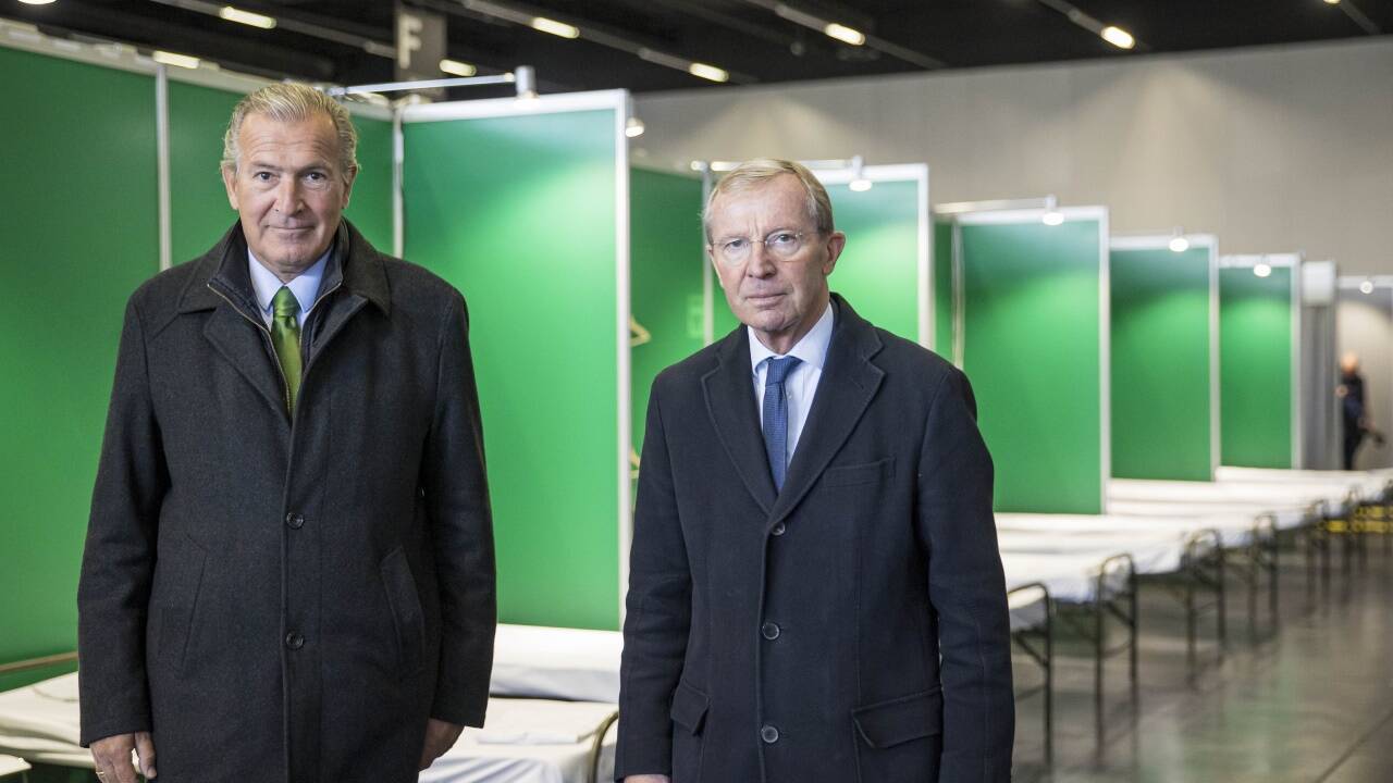 Ab 26. März stand ein „Ersatzspital“ mit 700 Betten in der Halle 10 des Salzburger Messezentrums bereit – im Bild LH Wilfried Haslauer und Klinikchef Paul Sungler.  