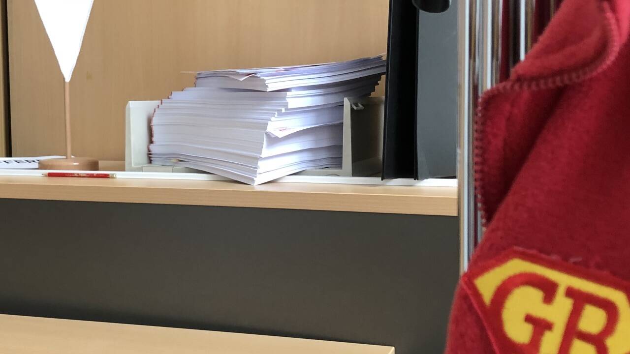 In der Parteizentrale wird gerade ausgemistet – eine Jacke aus dem Wahlkampf von Gabi Burgstaller, sowie ein Walter Steidl-Wimpel.  