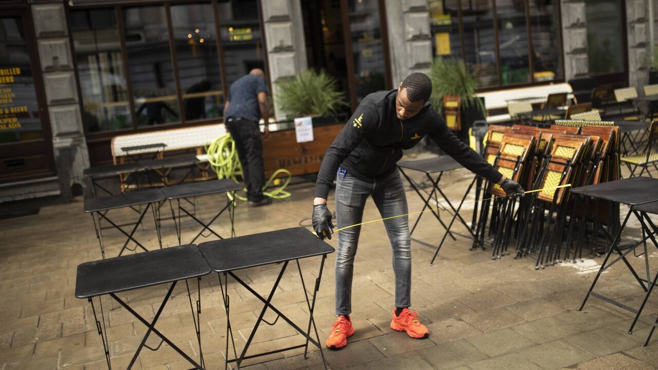 Eineinhalb Meter Abstand zwischen den Tischen muss sein.  Eineinhalb Meter Abstand zwischen den Tischen muss sein.