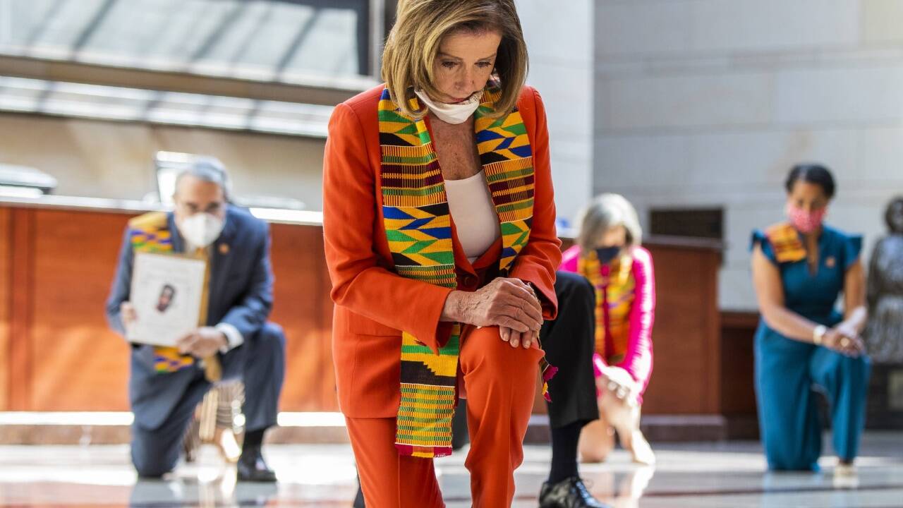 Im Gedenken an den brutalen Tod des Afroamerikaners George Floyd sind die Vorsitzende des Repräsentantenhauses Nancy Pelosi und weitere führende Demokraten fast neun Minuten in die Knie gegangen.  