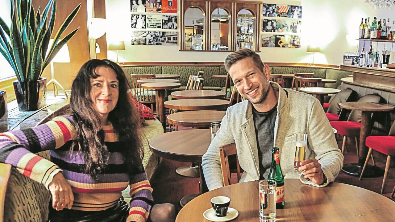 Monique Wernbacher und Didi Maier: Der Vertrag ist unterzeichnet, jetzt geht es um Stoffe und Farben für die Polstermöbel.  