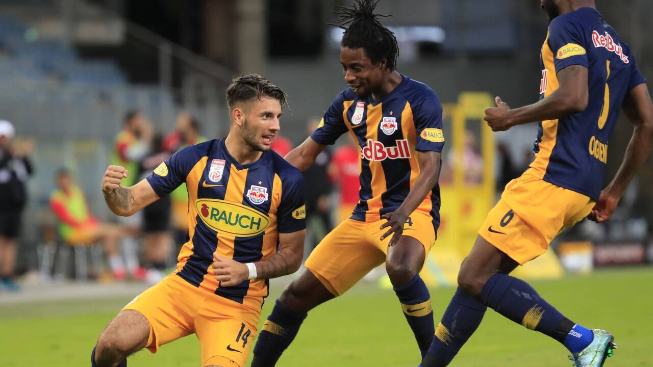 Torjubel: Dominik Szoboszlai, Majeed Ashimeru und Jerome Onguene (Salzburg). 