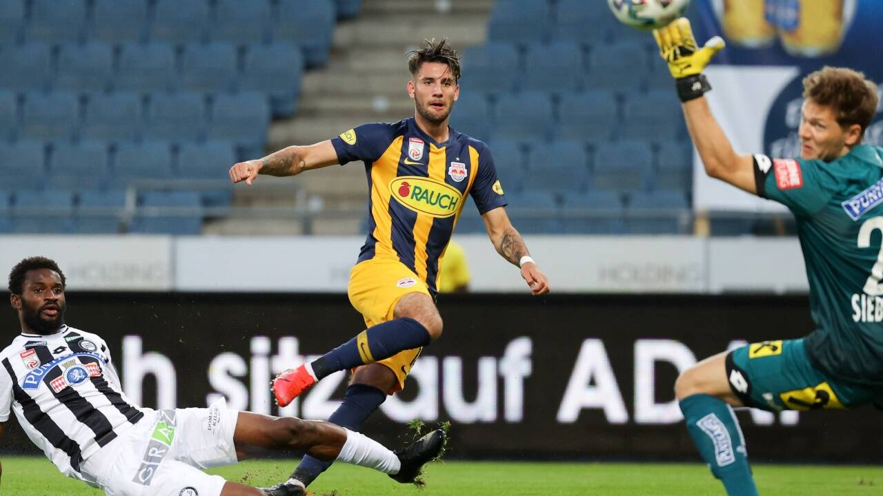 Das war sein zweiter Streich: Dominik Szoboszlai erzielt für Salzburg das 2:0. Sturms Isaac Donkor und Keeper Jörg Siebenhandl sind chancenlos. 