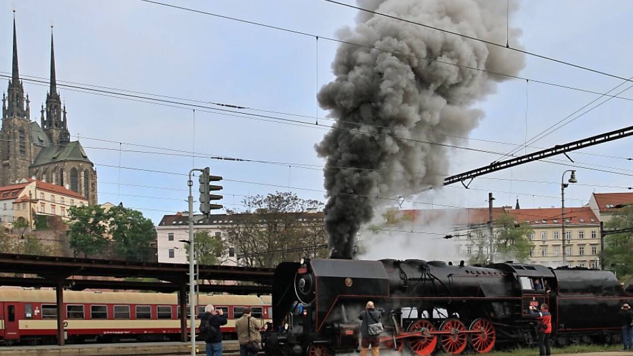 Ganz so nostalgisch wird es nicht, heute verkehrt ein moderner Railjet 