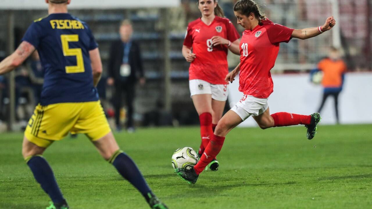 Sarah Zadrazil (2. v. l.) und Laura Feiersinger sind längst Botschafterin des Frauenfußballs. Sarah Zadrazil (2. v. l.) und Laura Feiersinger sind längst Botschafterin des Frauenfußballs.