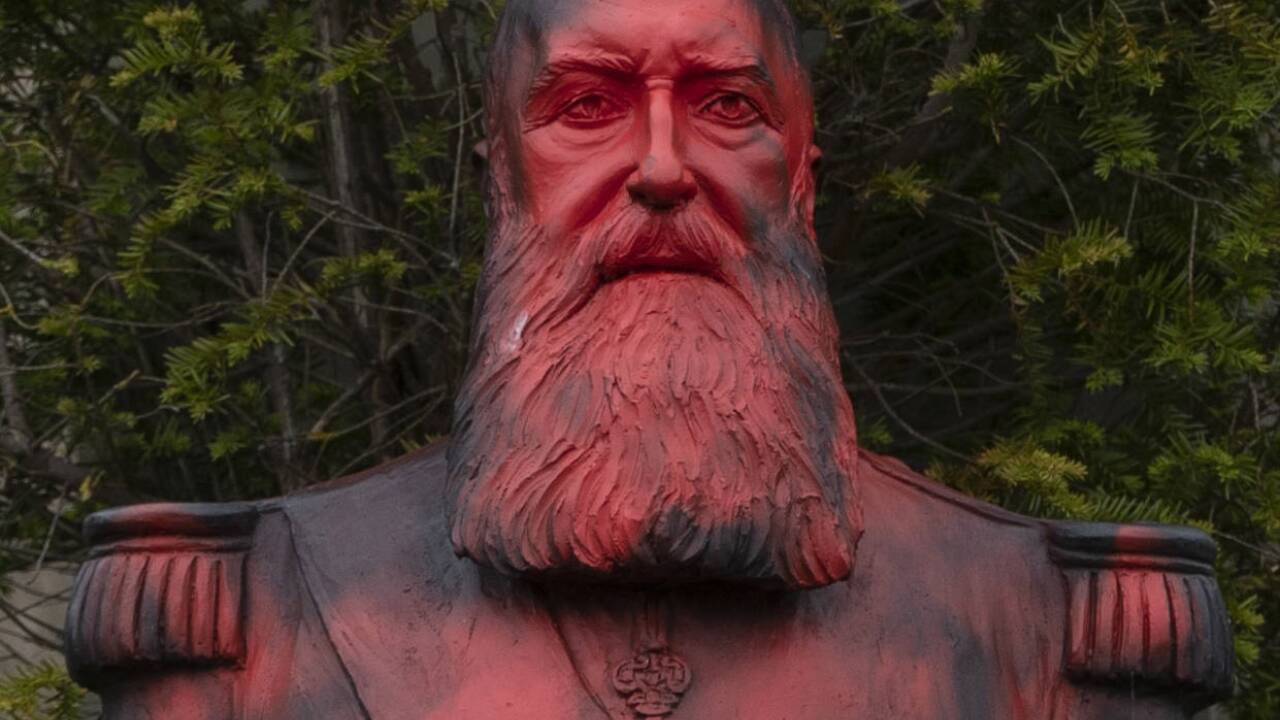Eine Büste Leopold II. wurde mit roter Farbe beschmiert zum Zeichen des Protestes gegen Rassismus und Kolonialismus.  Eine Büste Leopold II. wurde mit roter Farbe beschmiert zum Zeichen des Protestes gegen Rassismus und Kolonialismus.