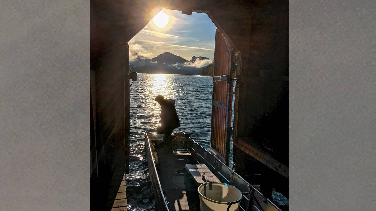 In der Früh holen die Fuschlsee-Fischer die Netze ein. 