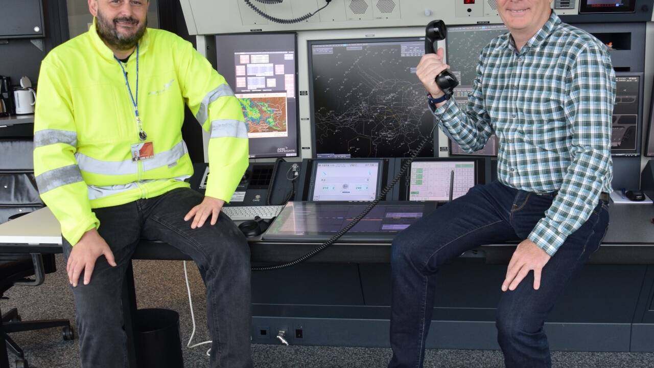 Flughafensprecher Alexander Klaus (links) und Lotsenchef Walter Hager im Kontrollraum des Tower. „Wir brennen darauf, dass es wieder losgeht.“ 