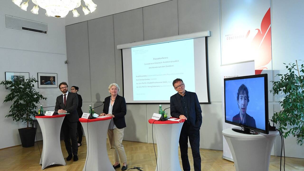 An der Pressekonferenz nahmen neben Rudolf Anschober auch die Virologen Elisabeth Puchhammer (MedUni Wien) und Herwig Ostermann (Gesundheit Österreich GmbH) teil.  
