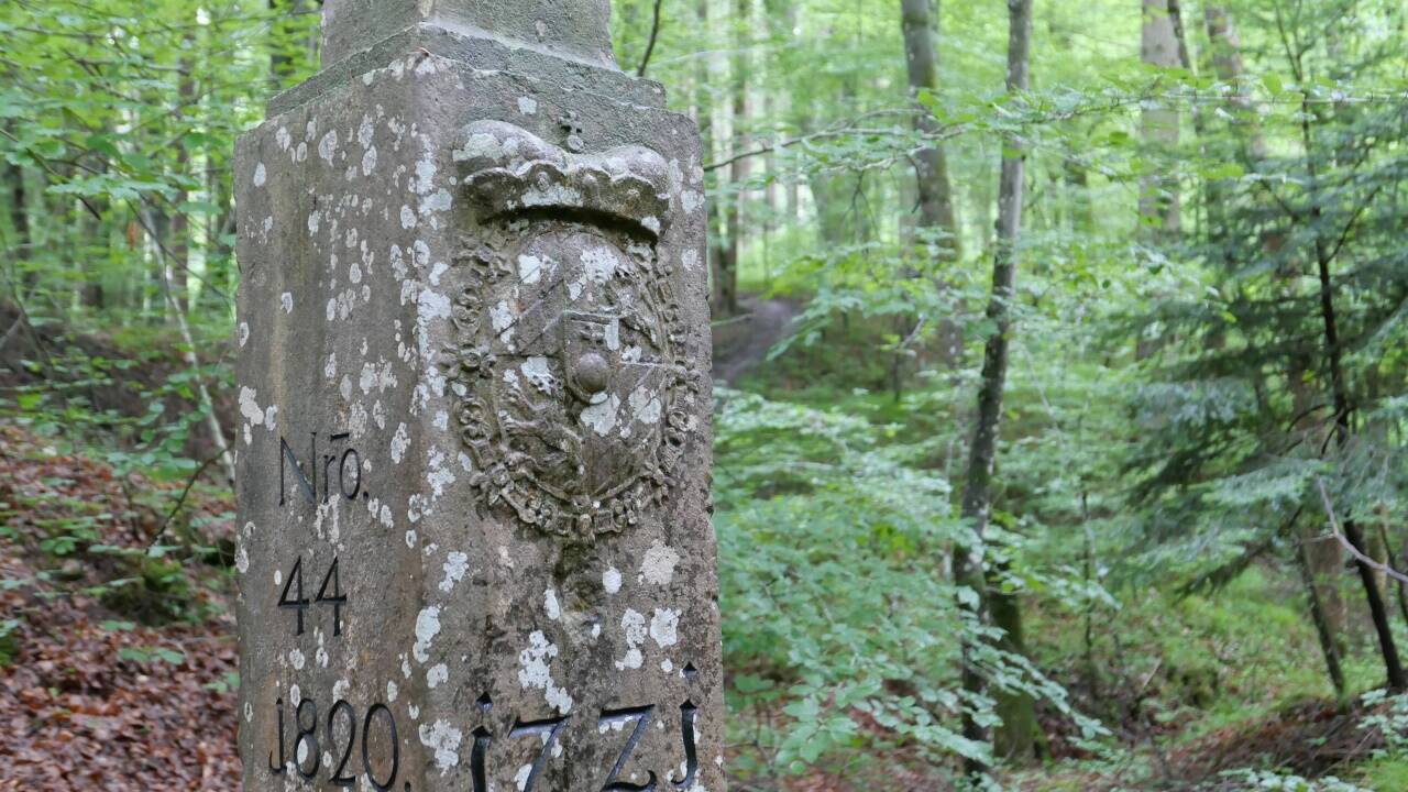 Dieser alte Grenzstein mit der Jahreszahl 1721 markierte einst die Grenze zwischen Salzburg und Bayern. Salzachseitig prangt darauf das Wappen des Kurfürstentums Bayern. Dieser alte Grenzstein mit der Jahreszahl 1721 markierte einst die Grenze zwischen Salzburg und Bayern. Salzachseitig prangt darauf das Wappen des Kurfürstentums Bayern.