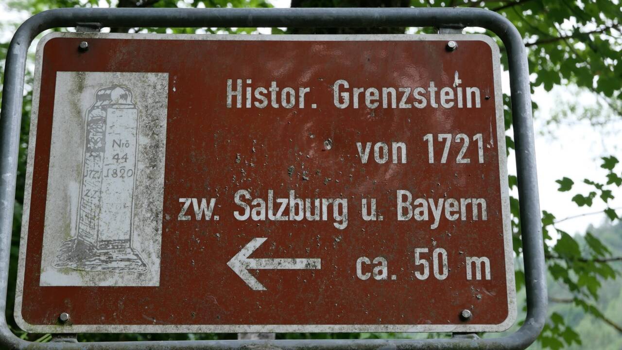 Der Grenzstein steht flussabwärts von Tittmoning an der Salzach. Der Grenzstein steht flussabwärts von Tittmoning an der Salzach.