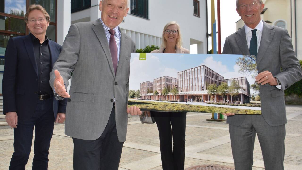 Projektleiter Heinrich Pölsler, Bezirkshauptmann Reinhold Mayer, Karin Gföllner (BH-Gruppenleiterin) und LH Wilfried Haslauer stellten das Siegerprojekt für die BH Flachgau vor.  